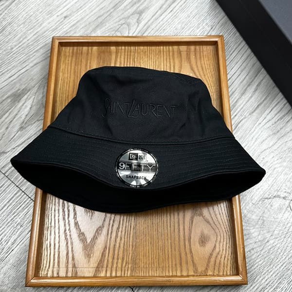 人気急上昇サンローラン×NEWERA ロゴ刺繍 バケットハット レプリカ Sap13037